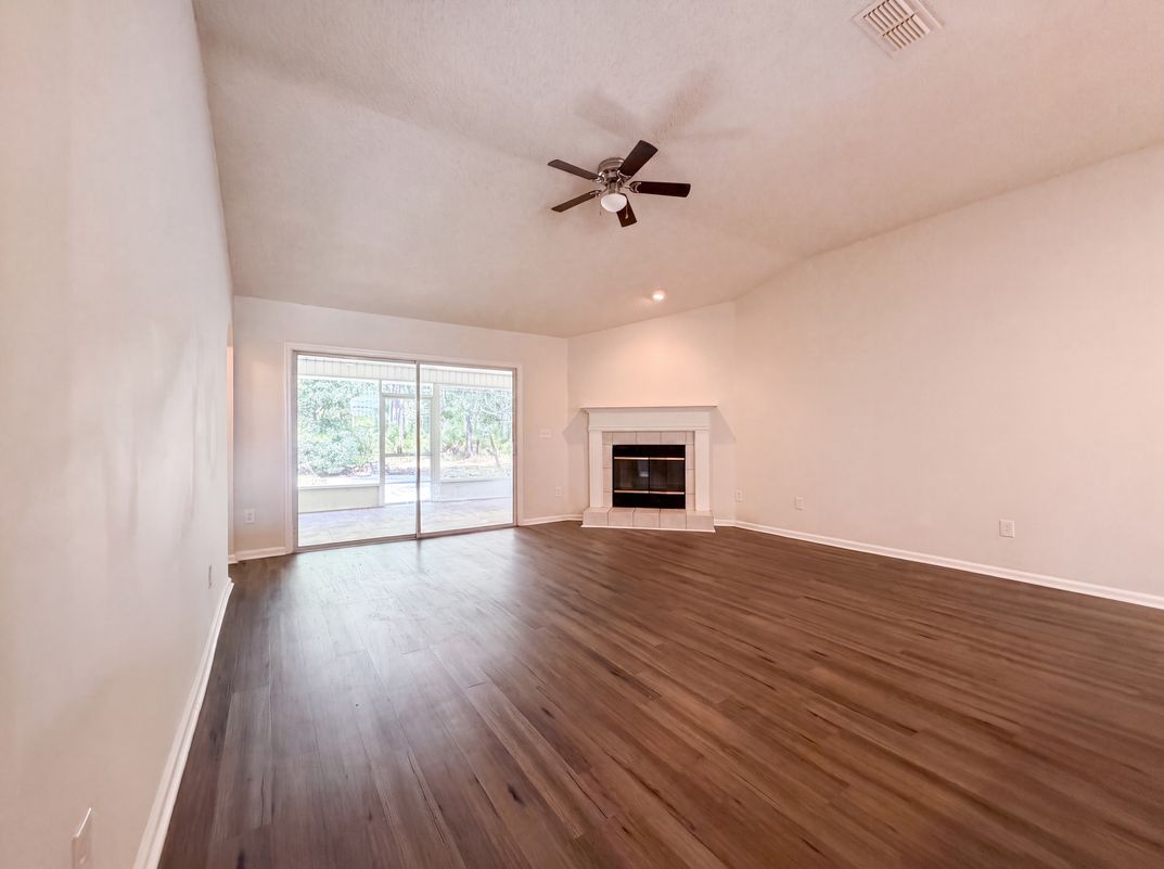 Photo 9 of 23 of 8436 Staplehurst Dr W, Jacksonville, FL