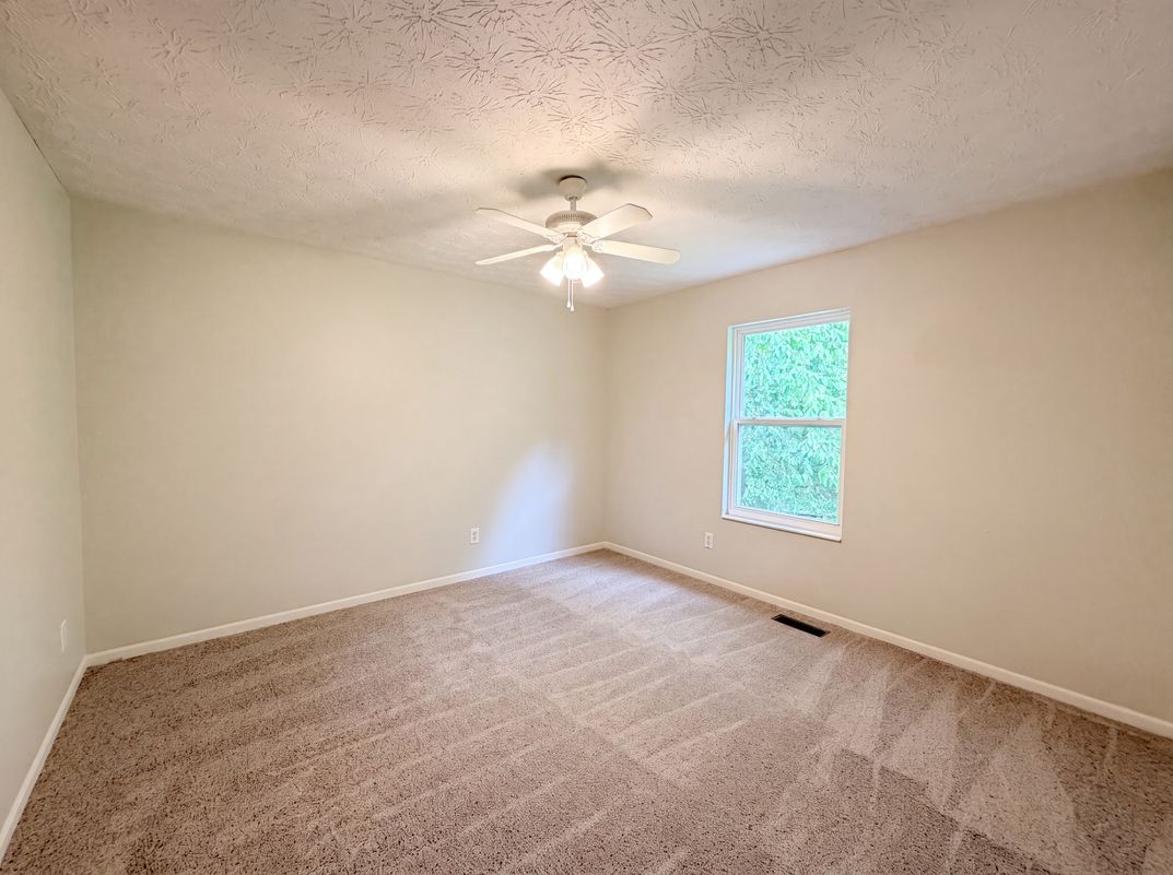 Photo 11 of 27 of 4213 Mallard Dr, Batavia, OH