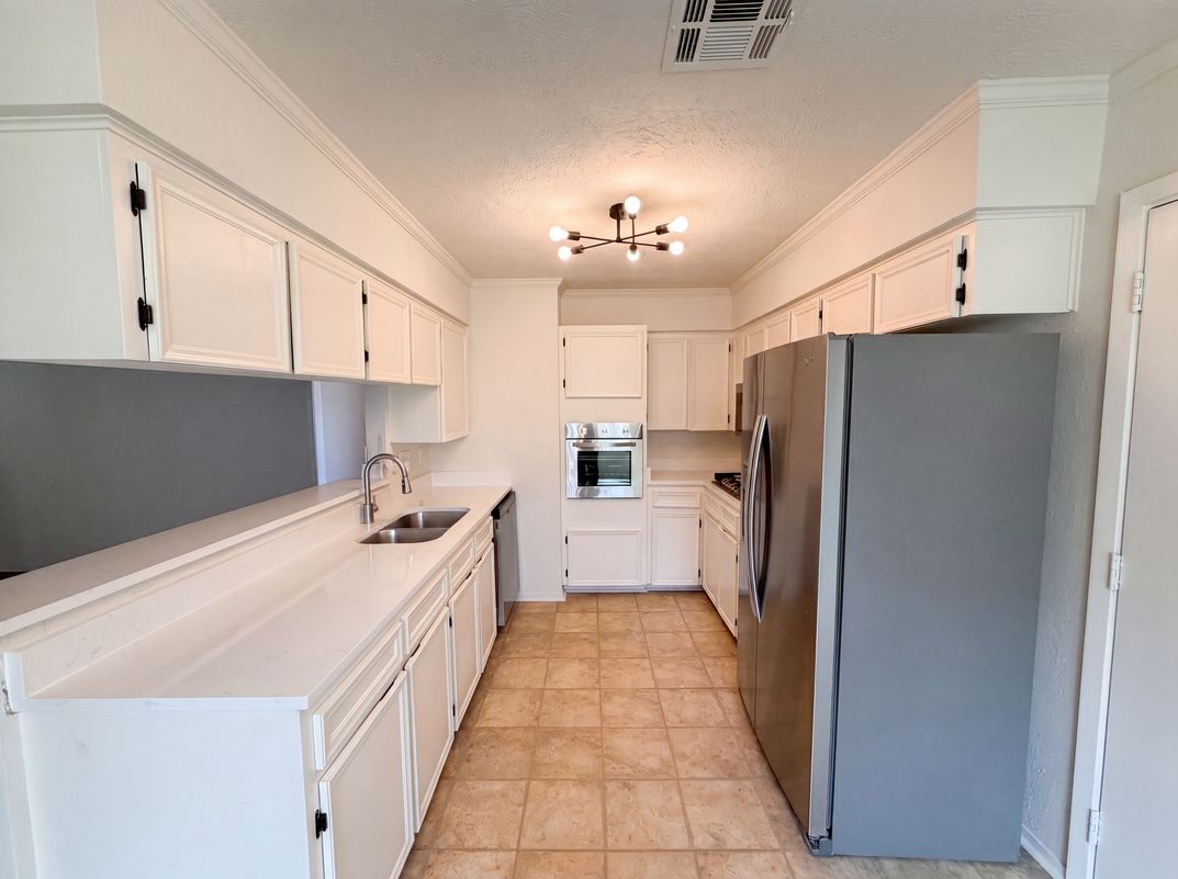 Photo 8 of 14 of 501 E Central Dr, Georgetown, TX