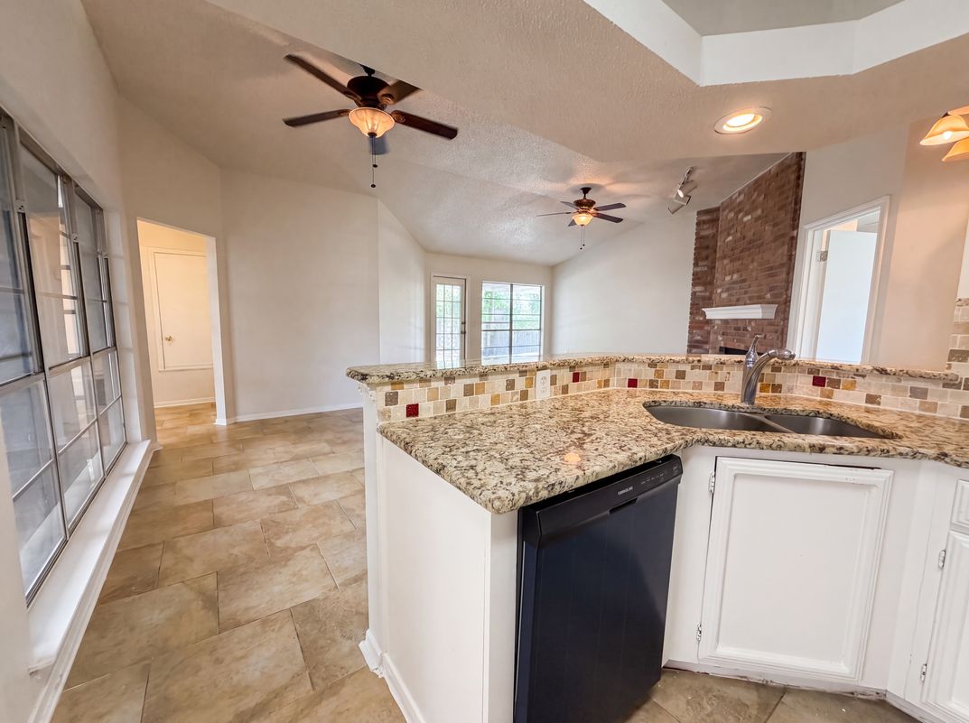 Photo 9 of 16 of 6806 Raintree Frst, San Antonio, TX