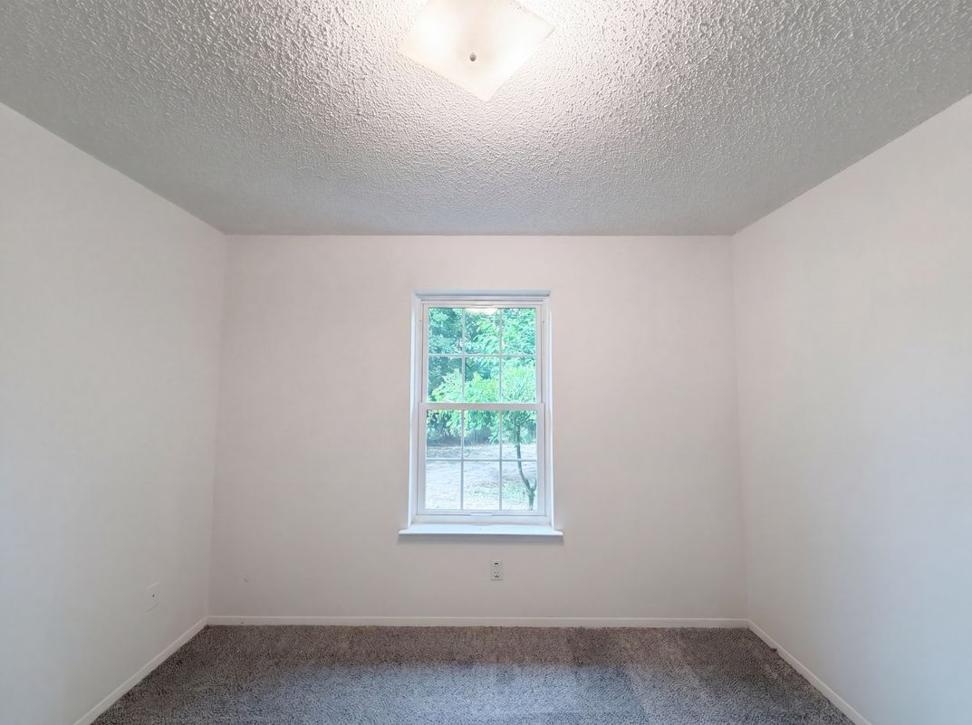 Photo 12 of 19 of 512 Lake Crest Pkwy, Azle, TX