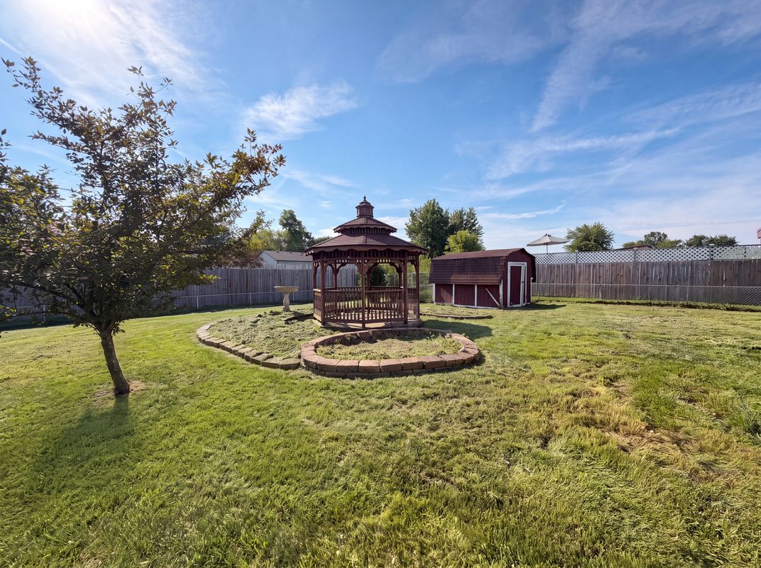 Photo 17 of 20 of 7533 Ardwell Dr, Indianapolis, IN