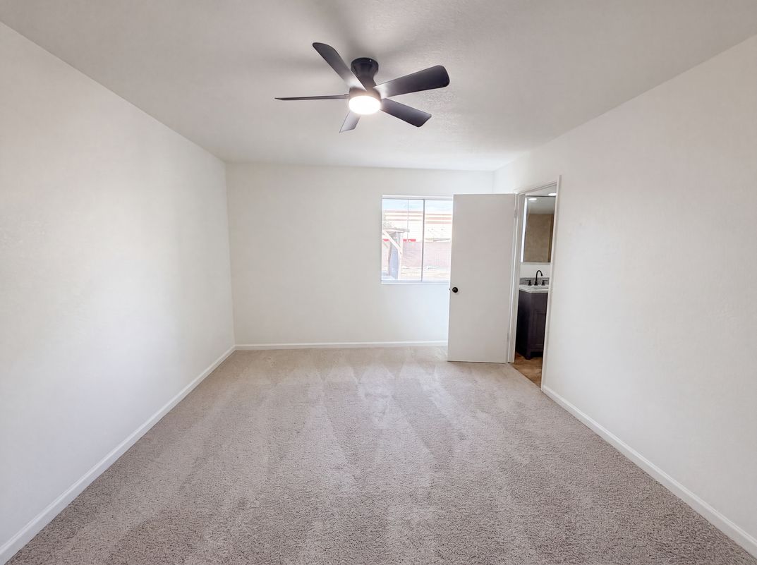 Photo 4 of 26 of 10501 W Loma Ln, Peoria, AZ