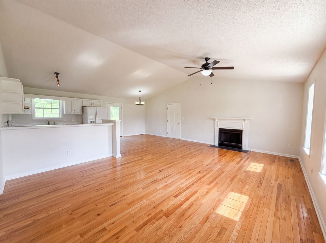 Photo 3 of 22 of 1112 Claire Dr, Spring Hill, TN