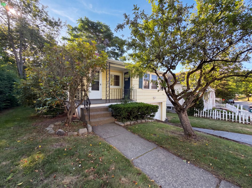 Property photo 1 of 17 Vineyard St