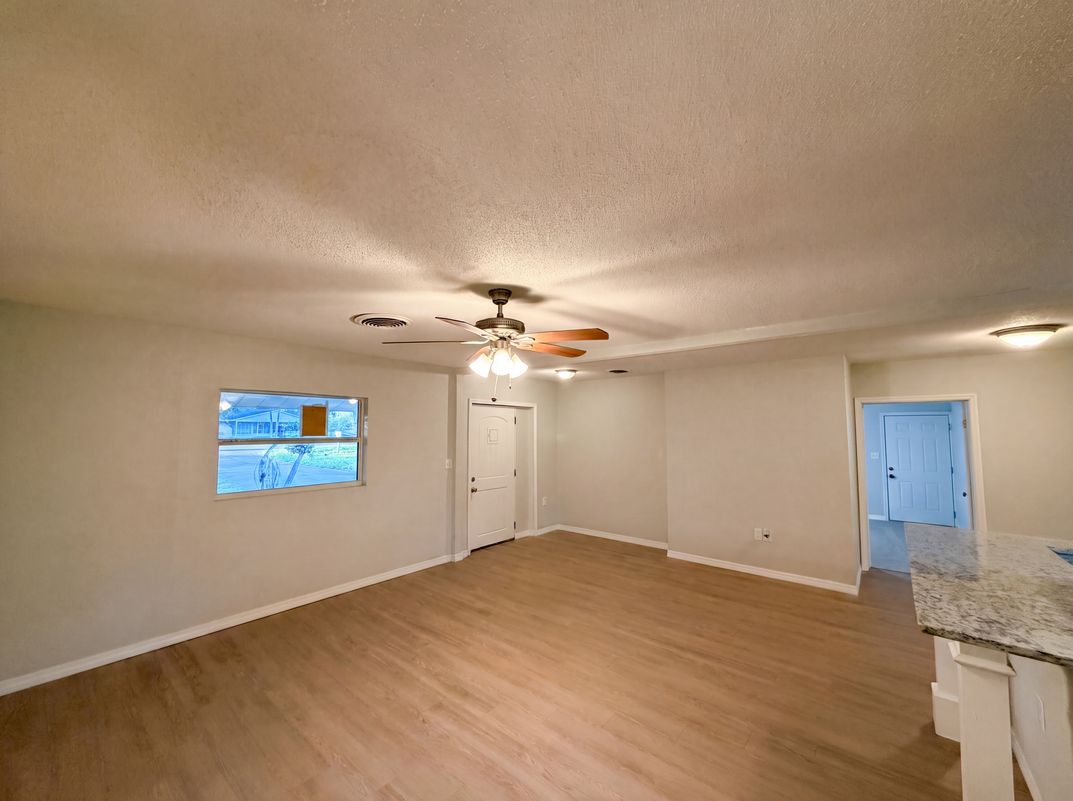Photo 6 of 21 of 827 Dora Ave, Tavares, FL