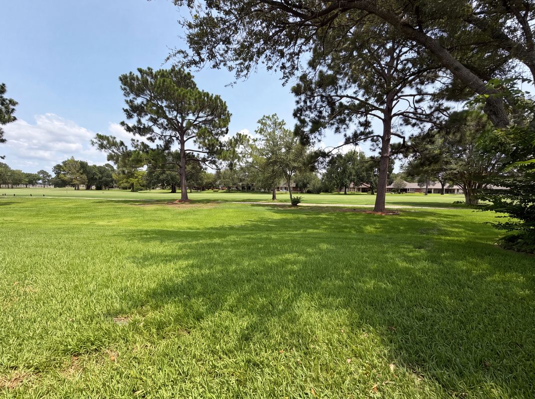 Photo 14 of 15 of 643 E Country Grove Cir, Pearland, TX