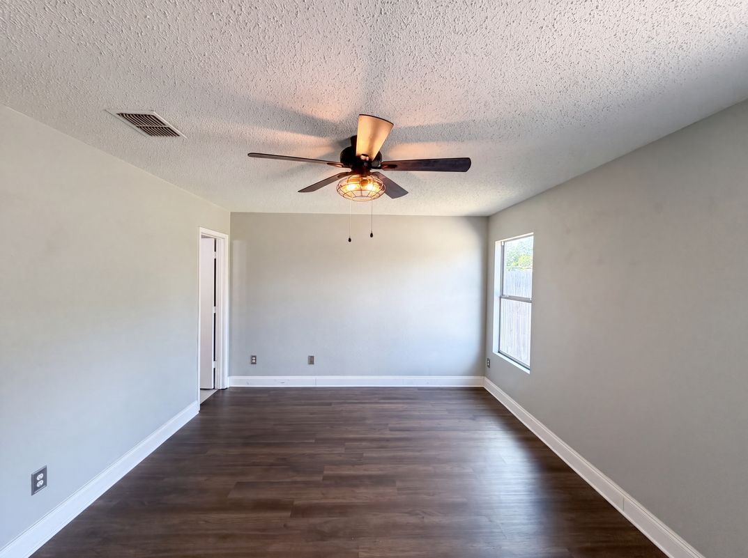 Photo 11 of 17 of 5244 New Castleton Ln, Fort Worth, TX