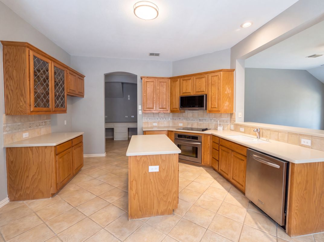 Photo 7 of 20 of 2601 Whispering Trl, Little Elm, TX
