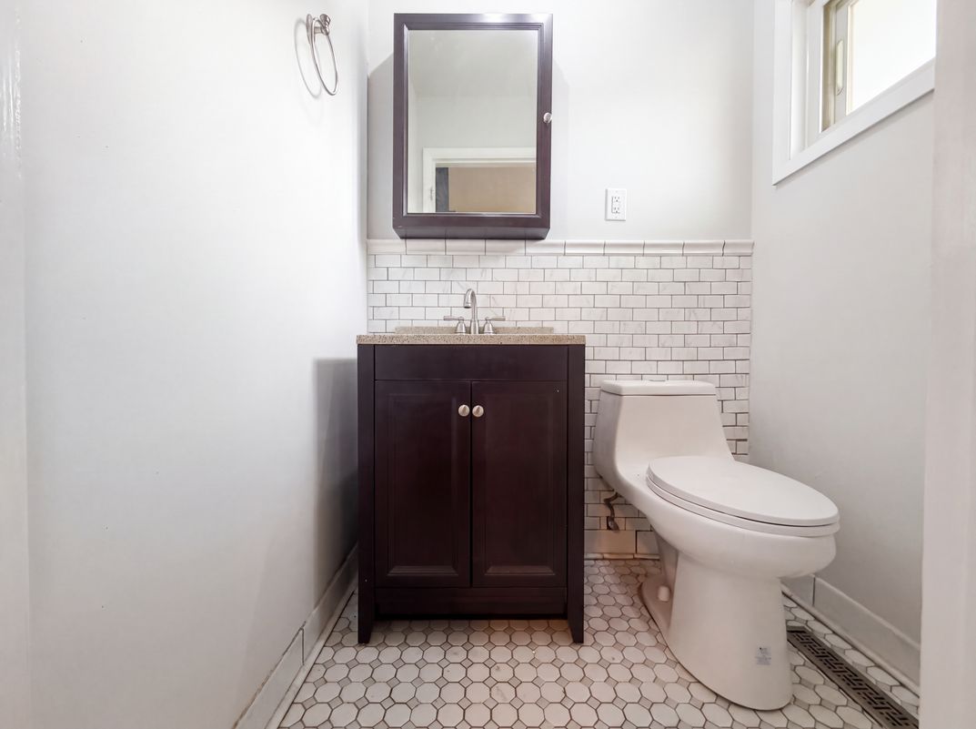 Photo 18 of 26 of 2221 Myrtle Ave, Columbus, OH