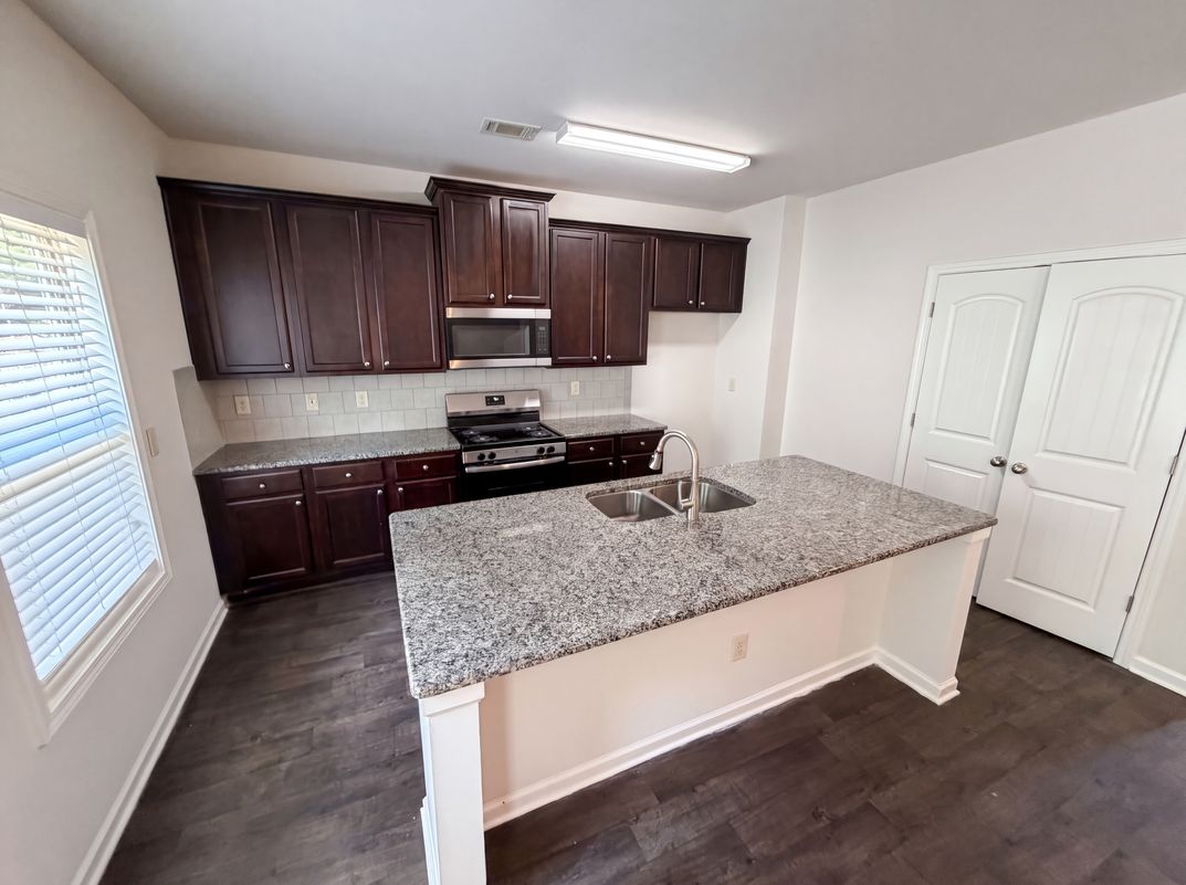 Photo 22 of 34 of 821 Walnut Woods Dr, Braselton, GA