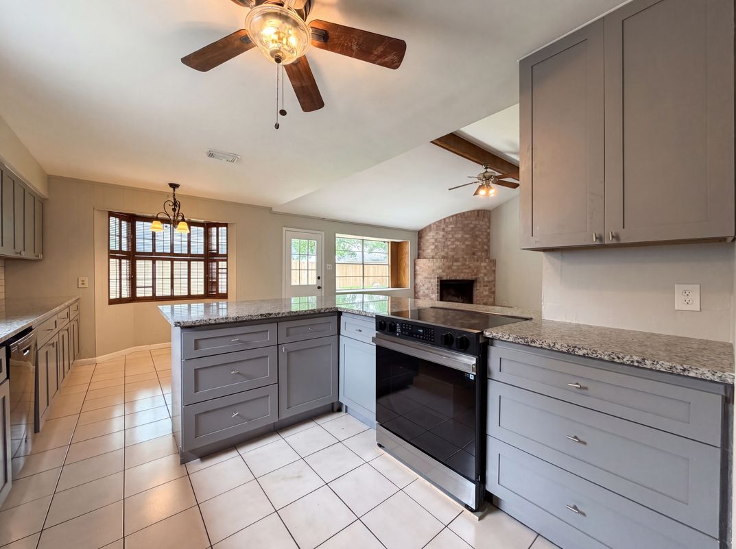 Photo 11 of 19 of 9606 Ballin David Dr, Spring, TX