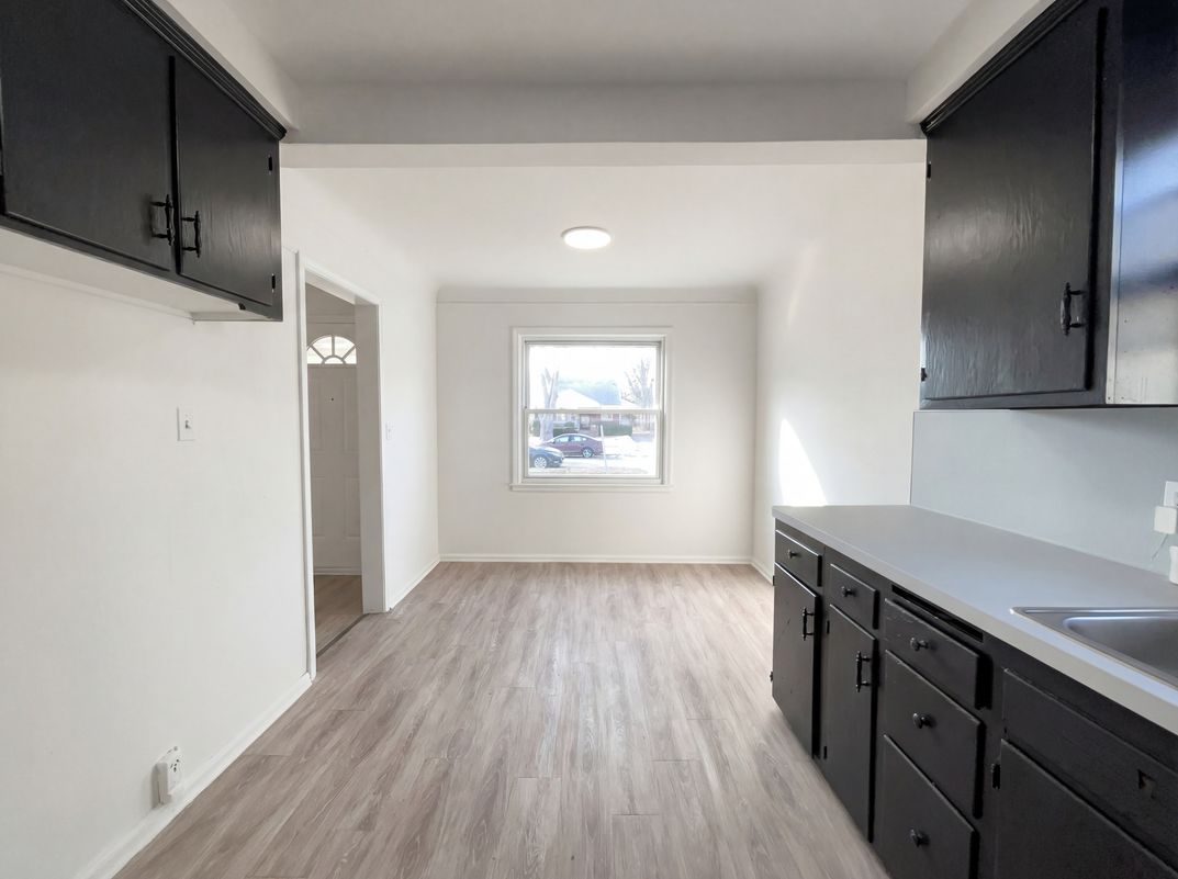 Photo 8 of 16 of 24610 Parklawn St, Oak Park, MI