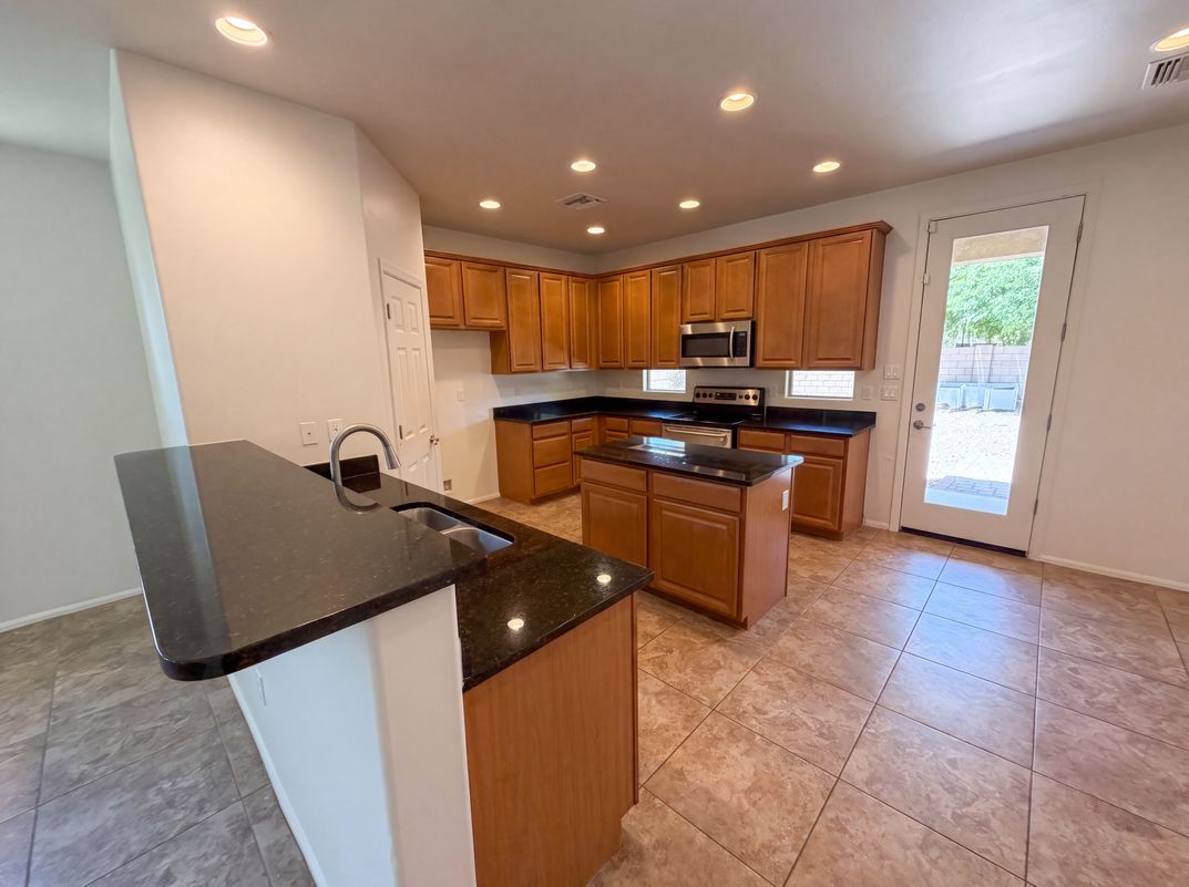 Photo 6 of 25 of 7452 S Golden Shore Dr, Tucson, AZ
