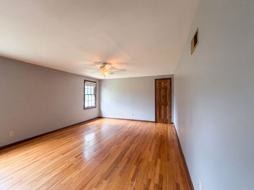 Photo 18 of 27 of 6916 N Overland Dr, Kansas City, MO