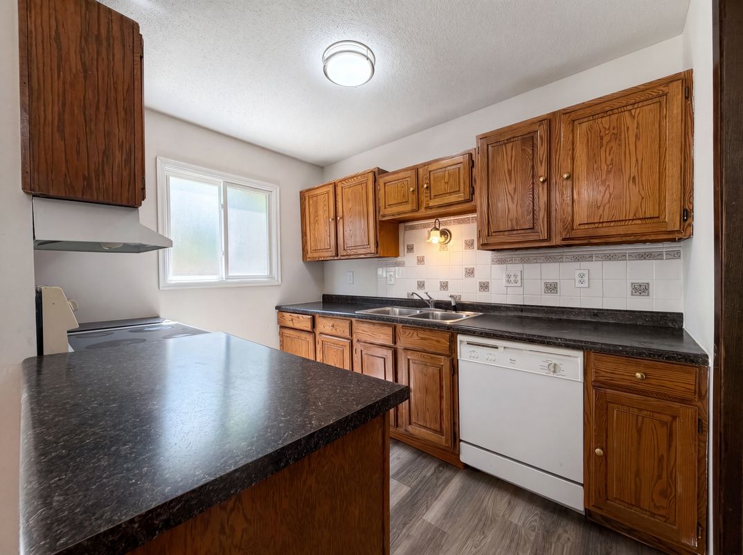 Photo 2 of 21 of 13637 Heather Hills Dr, Burnsville, MN
