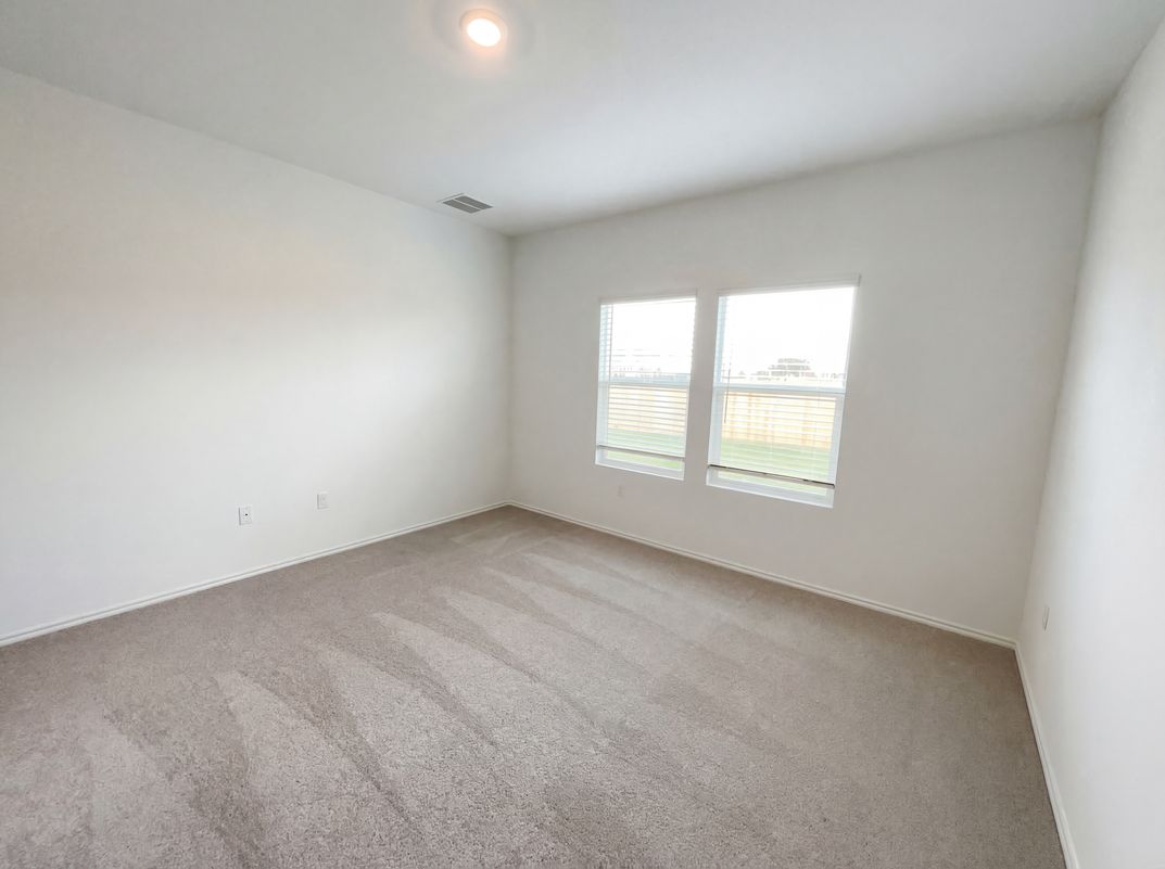 Photo 4 of 24 of 501 Vantage Dr, Hutto, TX
