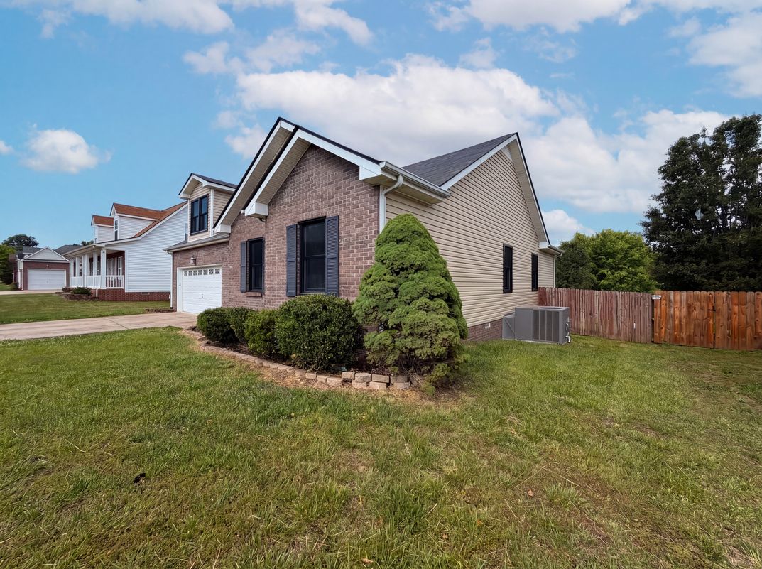 Photo 22 of 26 of 1688 Cedar Springs Cir, Clarksville, TN