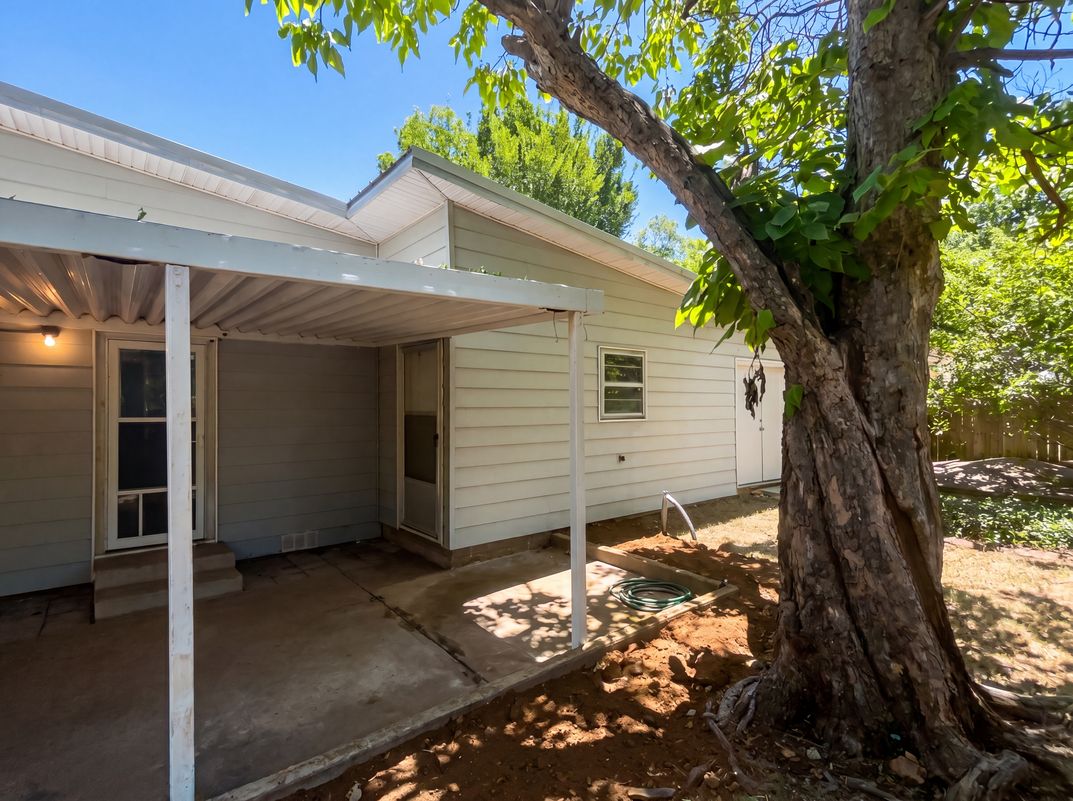 Photo 5 of 20 of 421 N 3rd St, Jacksboro, TX