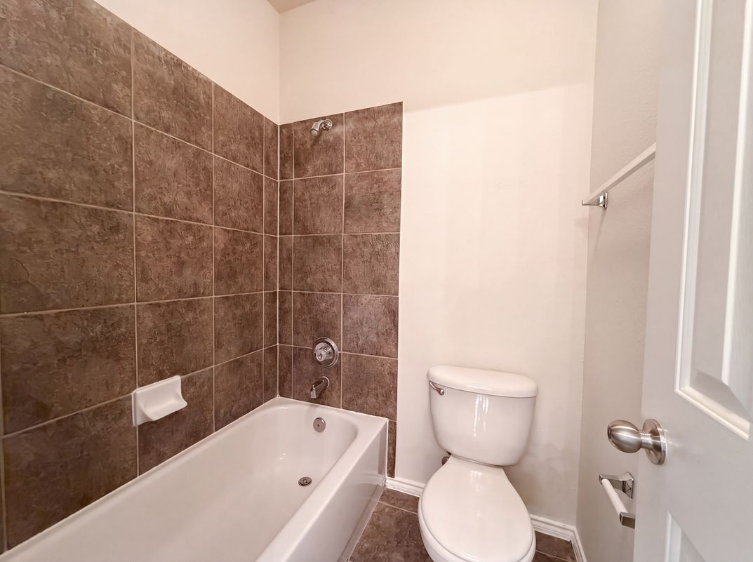 Photo 17 of 25 of 1756 Hidden Brook Dr, Grand Prairie, TX