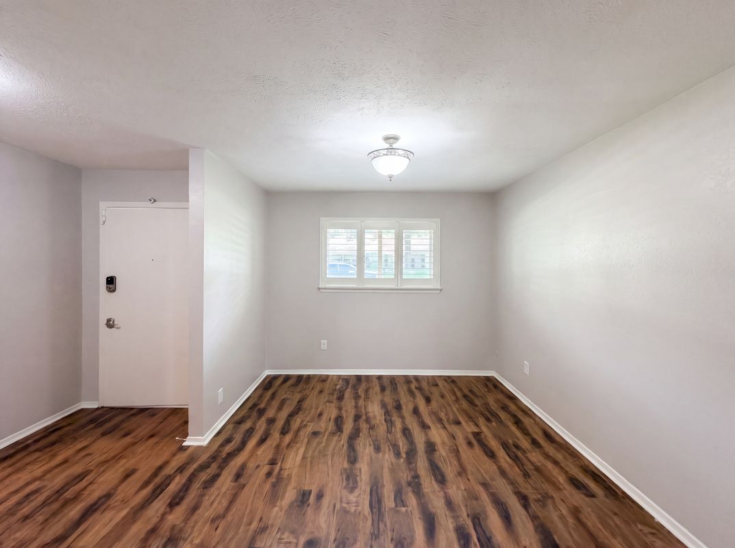 Photo 8 of 22 of 1618 Woodcrest Ln, Carrollton, TX