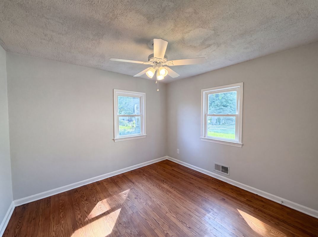 Photo 9 of 22 of 4313 Urn St, Capitol Heights, MD