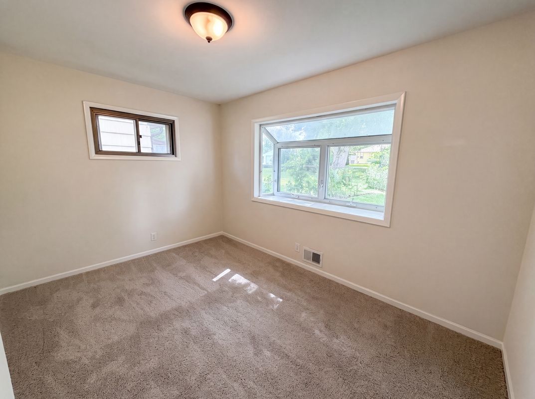 Photo 10 of 27 of 2591 Aldine St, Roseville, MN