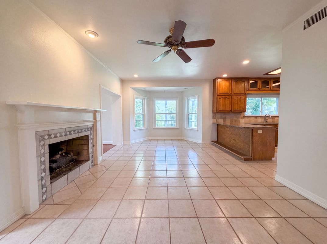 Photo 8 of 23 of 7632 Westwind Dr, Fort Worth, TX