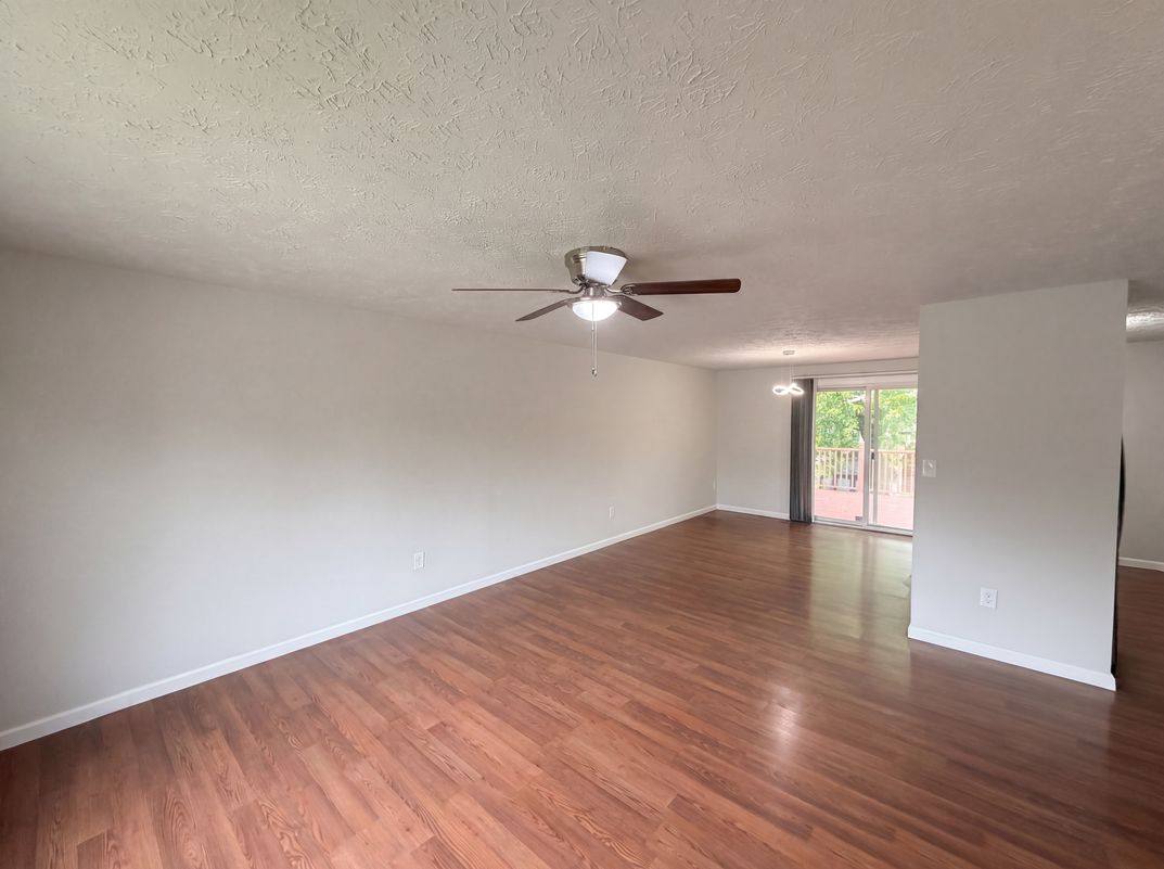 Photo 8 of 18 of 918 Bremerton Dr, Indianapolis, IN