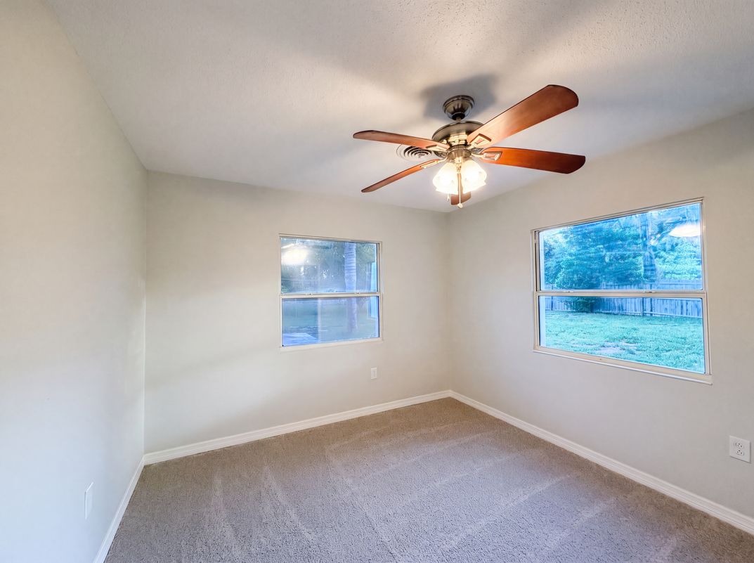Photo 13 of 21 of 827 Dora Ave, Tavares, FL