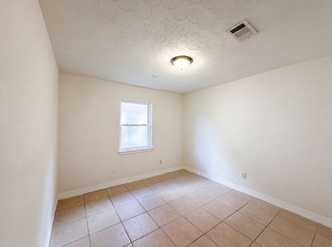 Photo 12 of 17 of 703 Midland Ct, Houston, TX