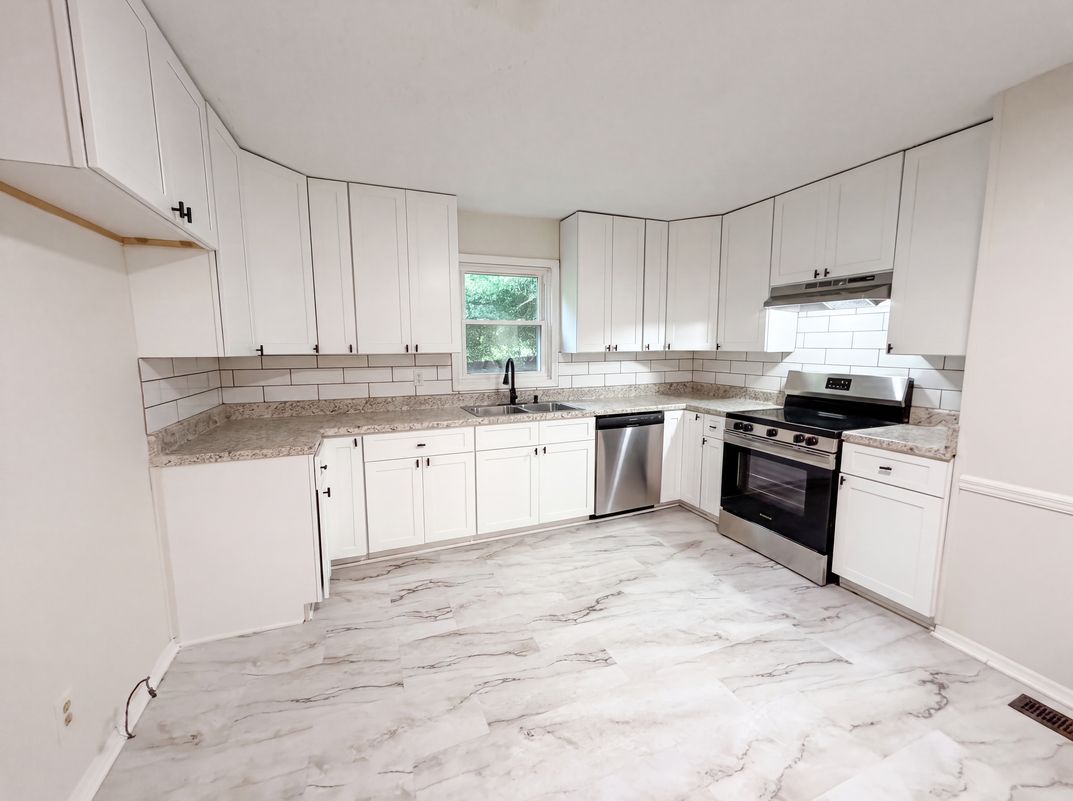 Photo 2 of 20 of 1007 Normandale Dr, Bessemer, AL