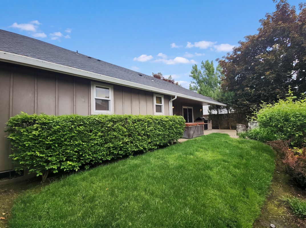 Photo 5 of 22 of 1310 Willow St, Junction City, OR