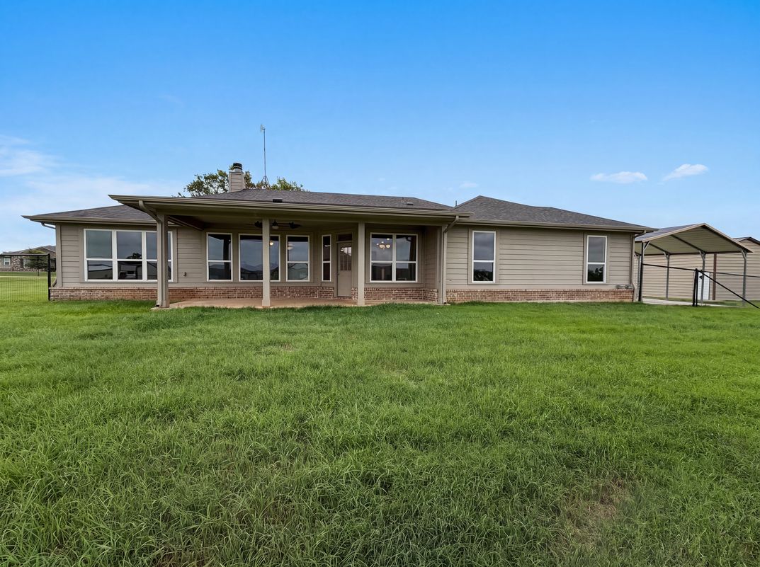 Photo 5 of 18 of 211 Spring Creek Cir, Paradise, TX