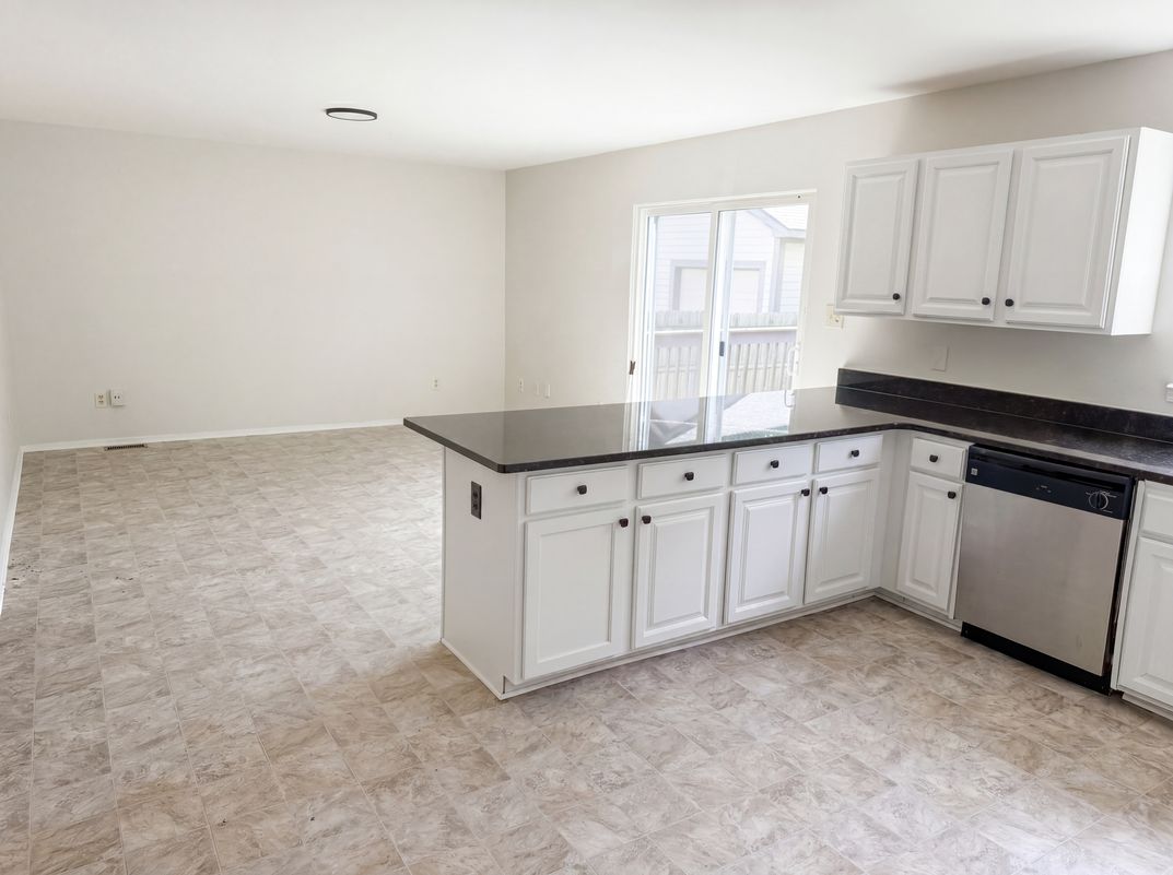 Photo 7 of 28 of 21425 Averhill St, Farmington Hills, MI