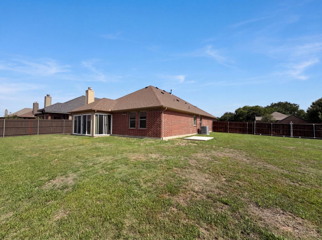 Photo 5 of 20 of 709 Ravenwood Dr, Saginaw, TX