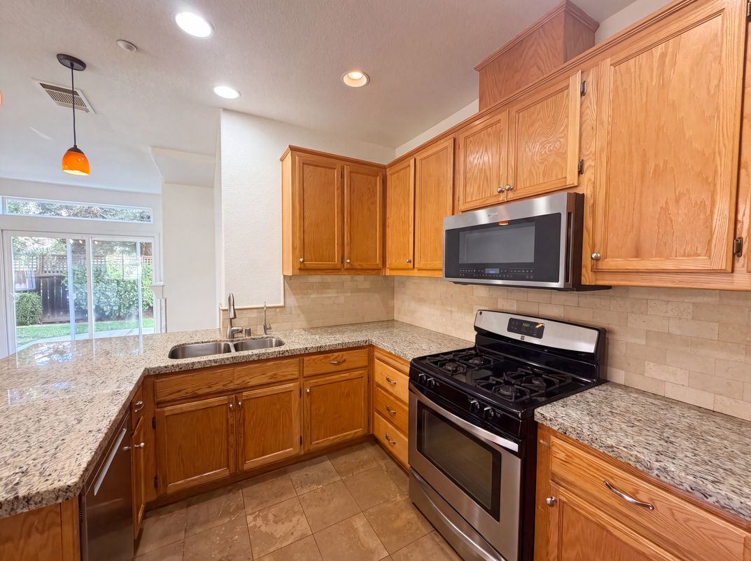 Photo 9 of 22 of 915 Wallace Dr, Woodland, CA