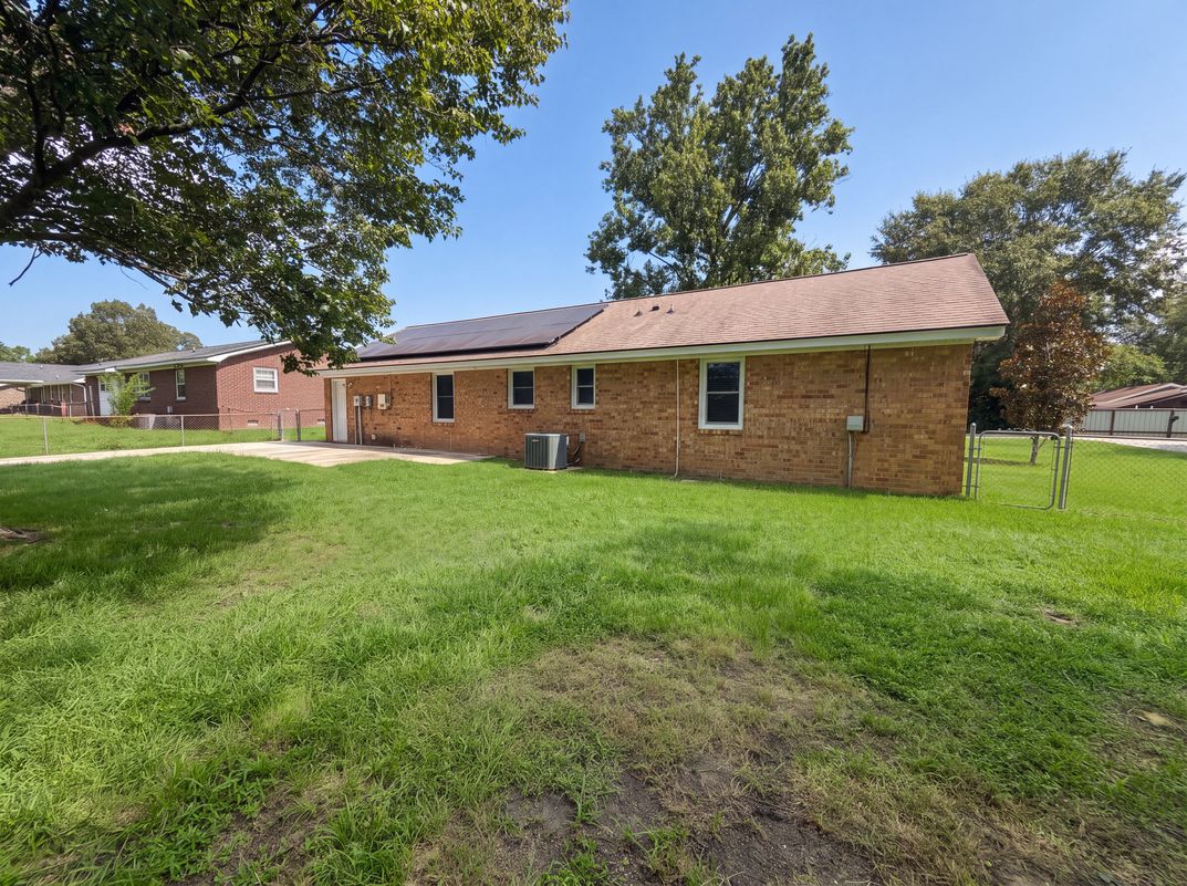Photo 5 of 18 of 1110 Stuart Dr, Moncks Corner, SC