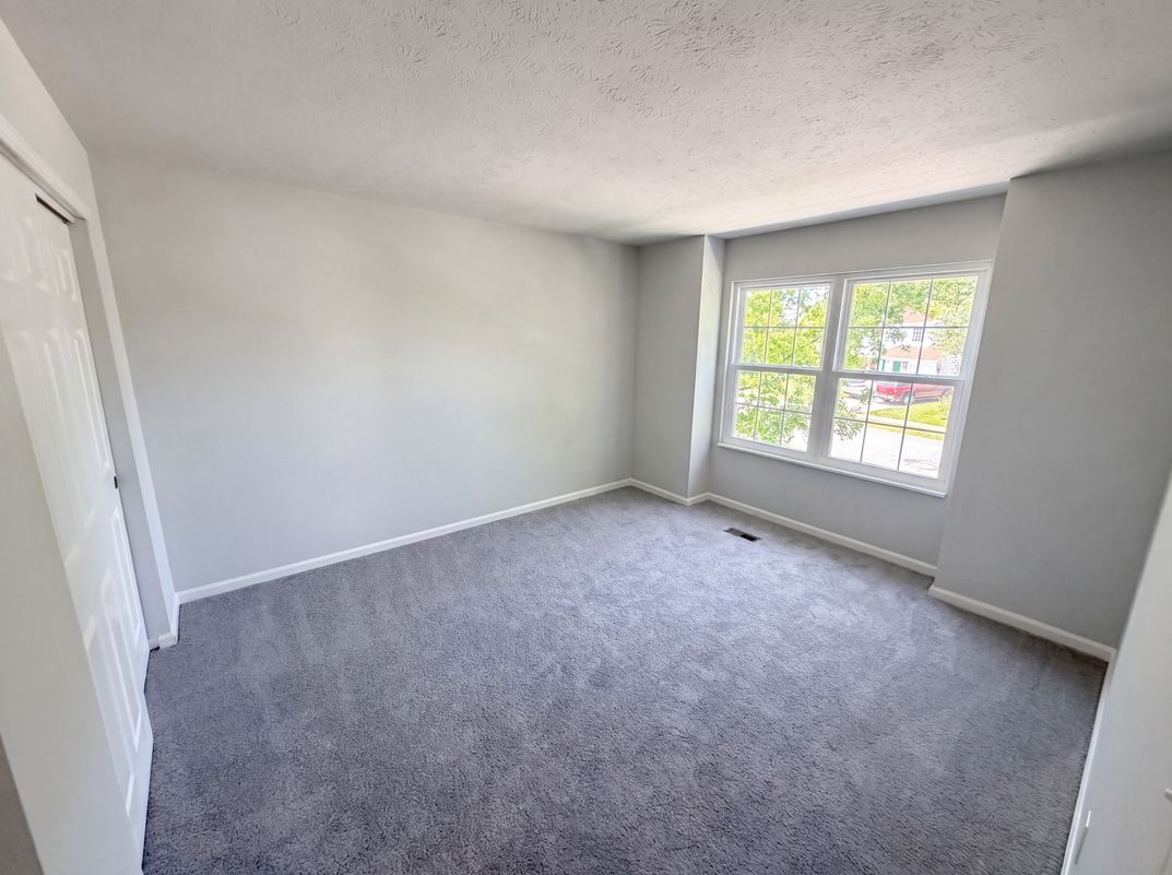 Photo 4 of 28 of 2219 Rolling Oak Dr, Indianapolis, IN