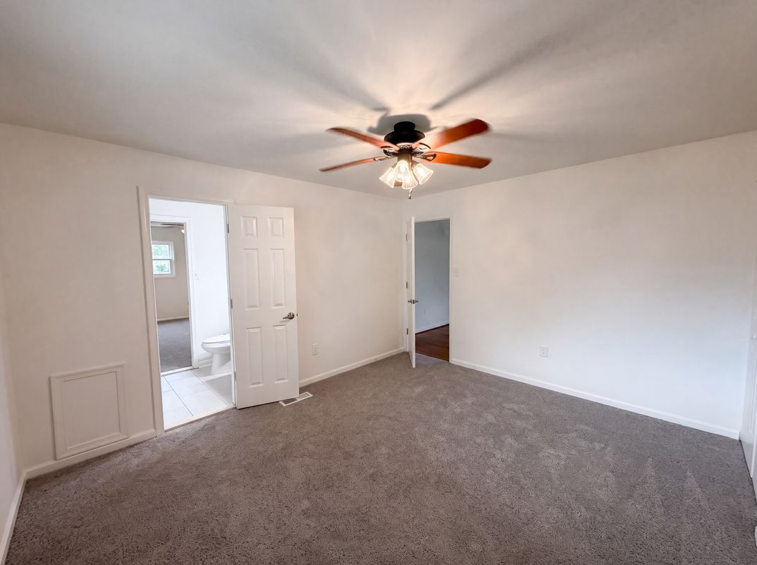 Photo 16 of 32 of 13512 Fitzhugh Ln, Woodbridge, VA