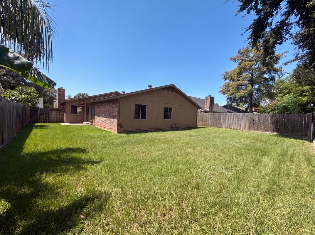 Photo 5 of 17 of 5602 Briarwood Forest Dr, Houston, TX