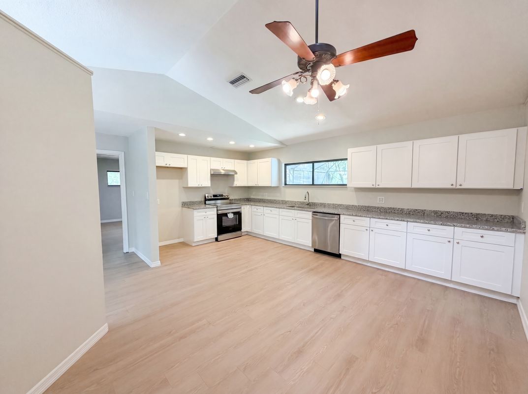 Property photo 2 of 3739 Lake Griffin Rd