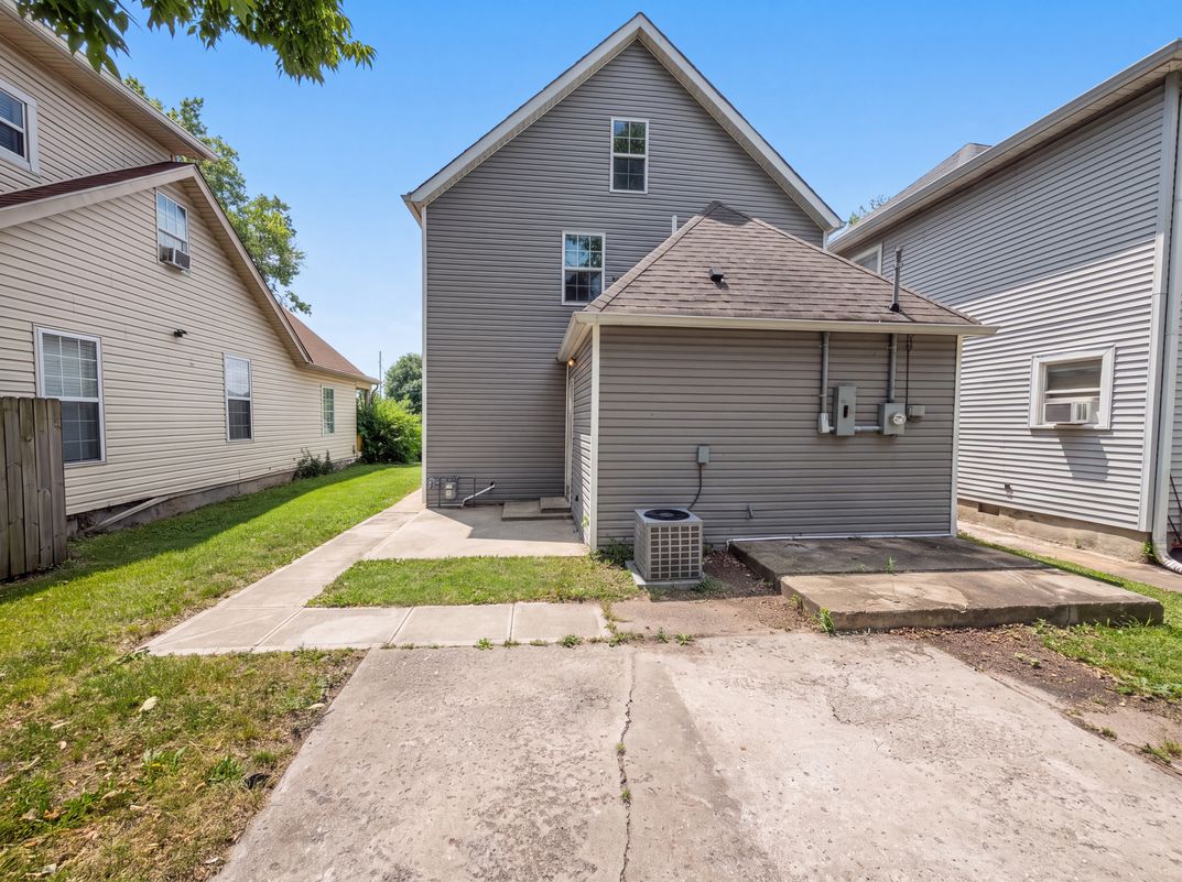 Photo 5 of 21 of 2615 Boulevard Pl, Indianapolis, IN
