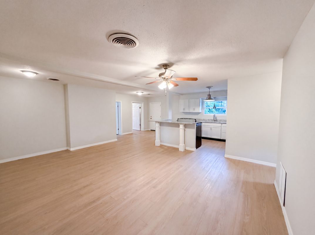 Photo 7 of 21 of 827 Dora Ave, Tavares, FL