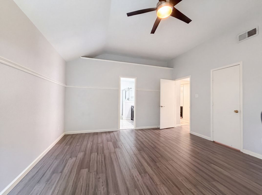 Photo 9 of 19 of 2831 Red Oak Dr, Grand Prairie, TX