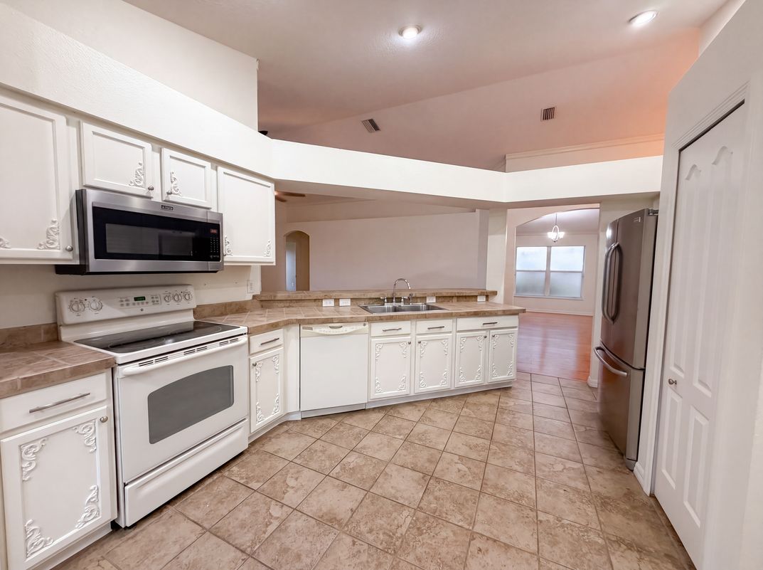 Photo 7 of 22 of 6941 Crown Lake Dr, Gibsonton, FL