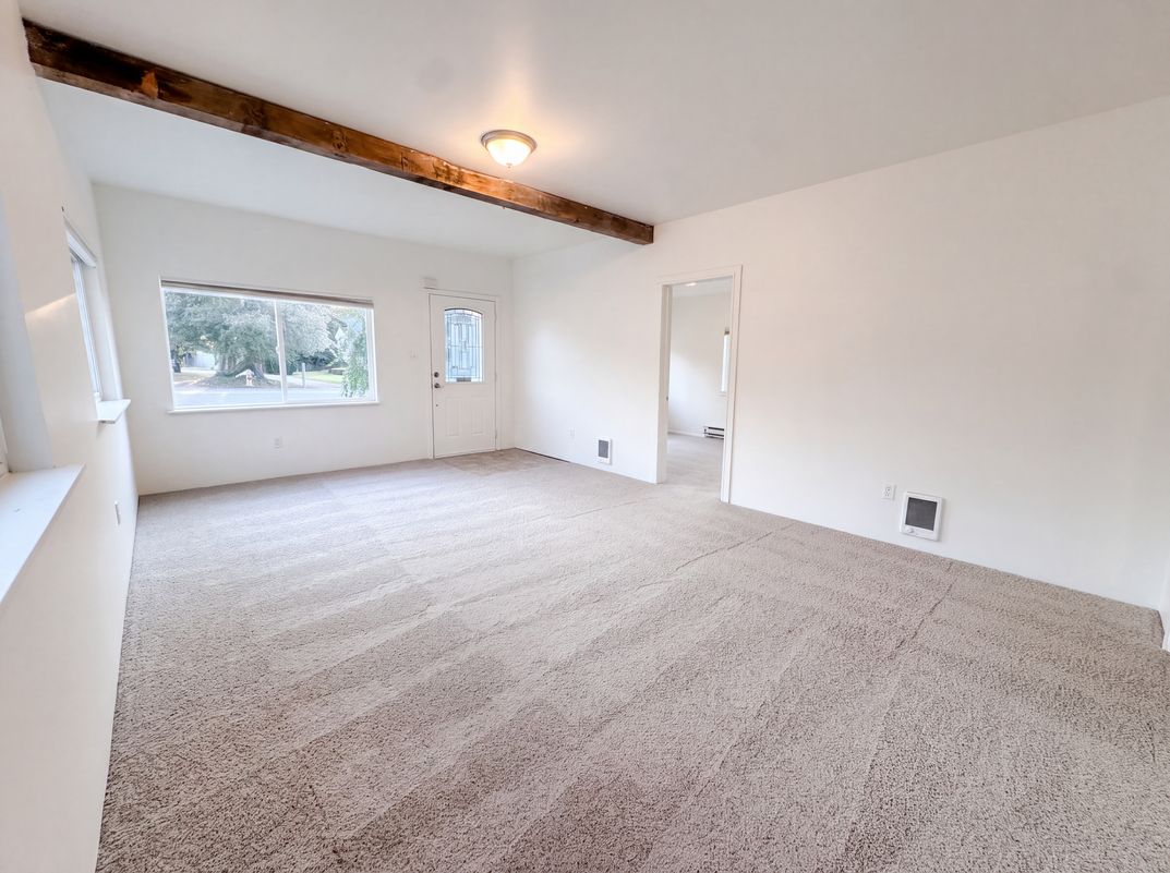 Photo 3 of 17 of 7507 Lower Ridge Rd, Everett, WA