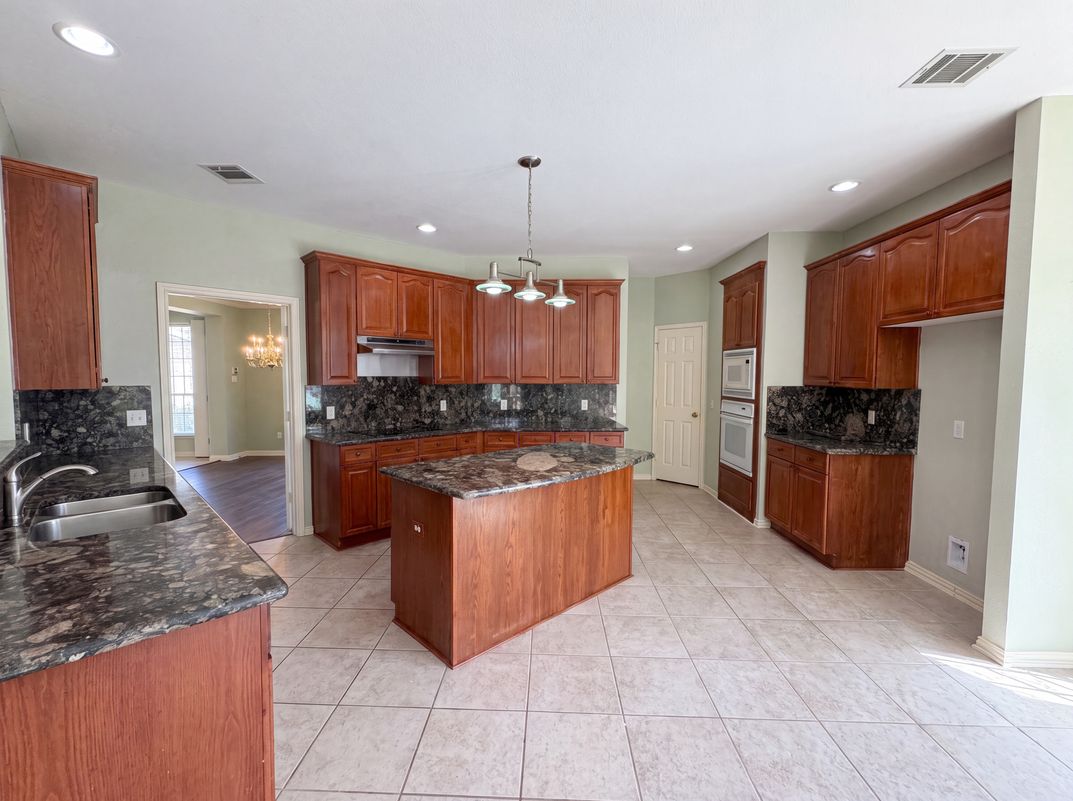 Photo 7 of 22 of 3606 Fairlands Dr, Richardson, TX