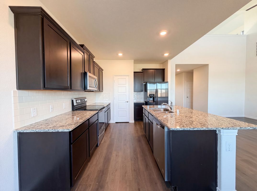 Property photo 2 of 1012 Crepe Myrtle Ln