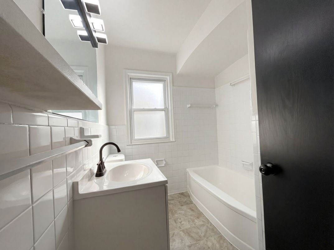 Photo 6 of 16 of 24610 Parklawn St, Oak Park, MI
